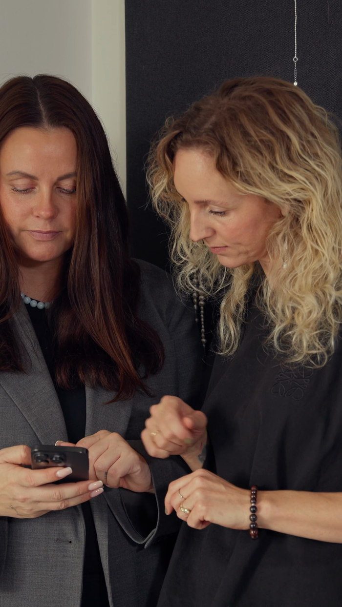 Kvinderne bag Sorelle Jewellery i deres værksted