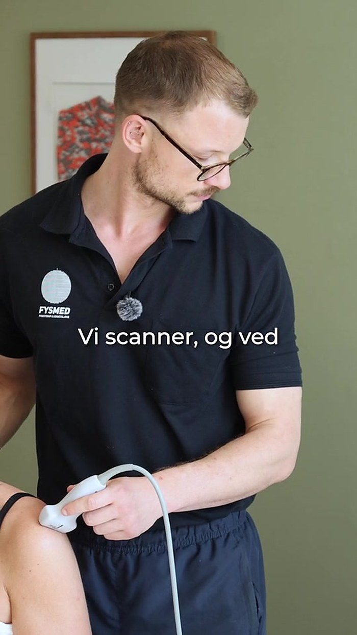 Fysioterapeut med ultralydsscanner i FysMeds klinik i Esbjerg